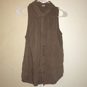 Sleeveless button down top